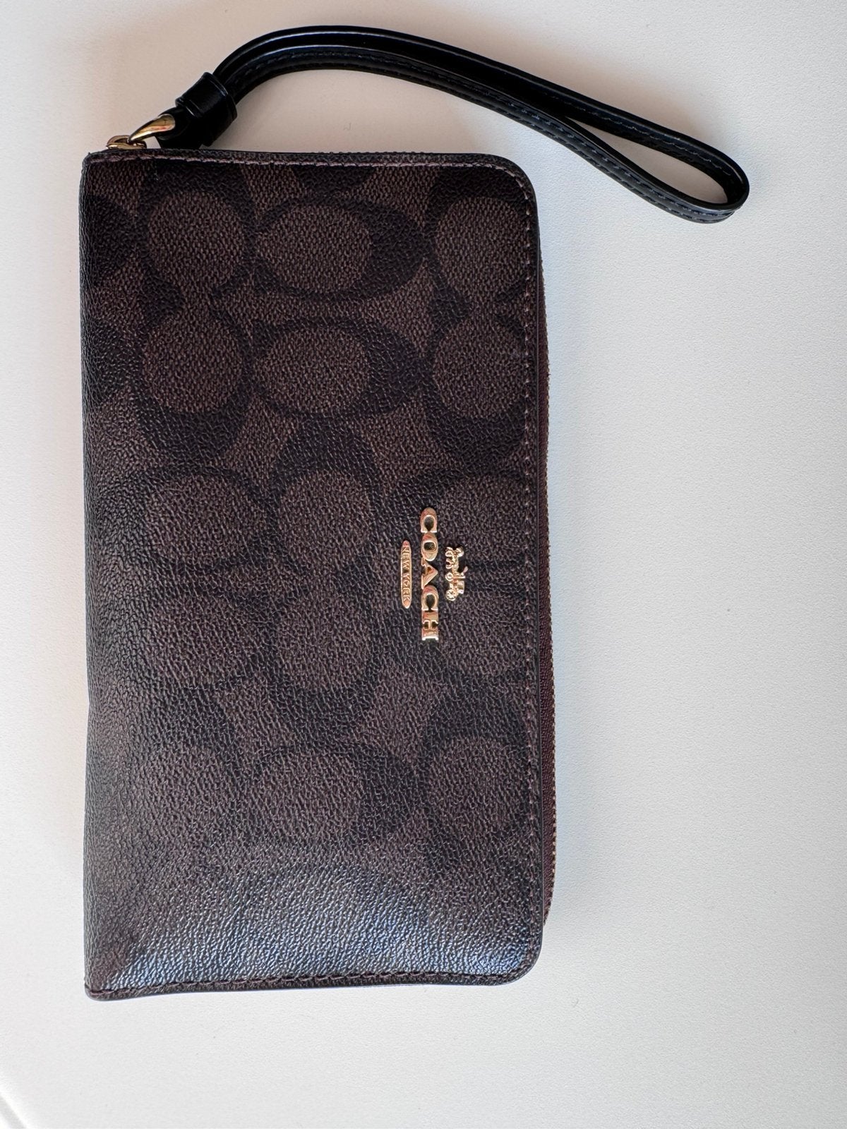 Coach phone wallet in walnoot en zwart, logo goud, Handtassen en Accessoires, Portemonnees, Ophalen of Verzenden, Zo goed als nieuw
