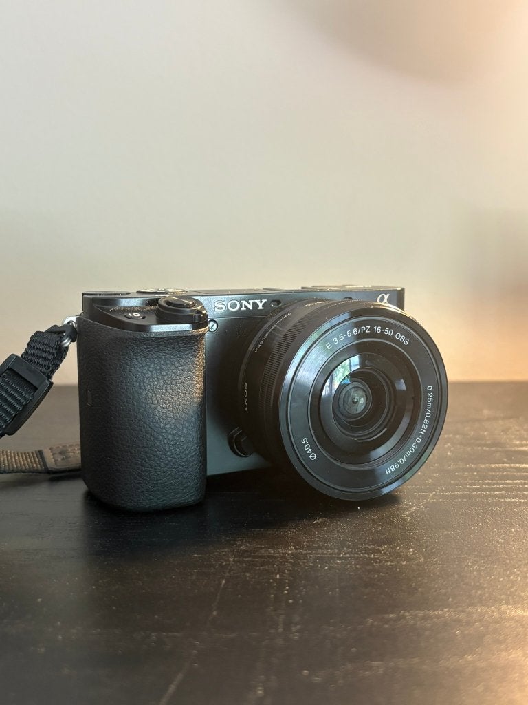 Sony alpha 6100, Chargeur, Moins de 4 fois, Comme neuf, Enlèvement