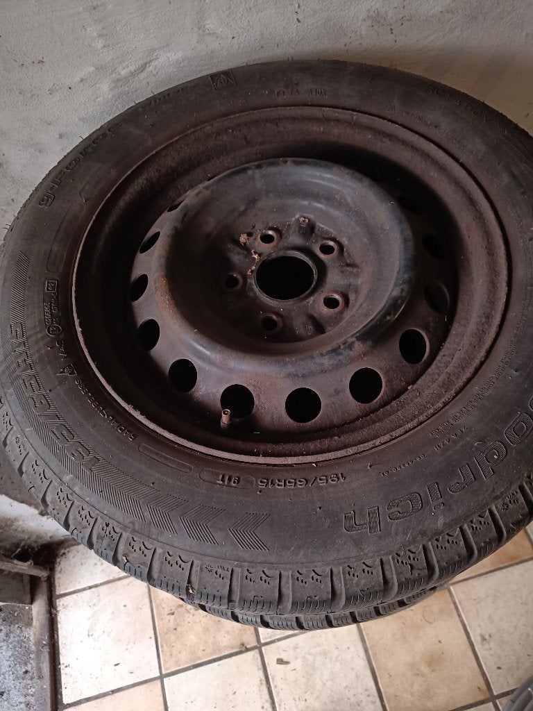 A vendre 4 jantes en tôle Toyota Auris, Autos : Pièces & Accessoires, 15 pouces, Pneus et Jantes, Pneus hiver, Véhicule de tourisme