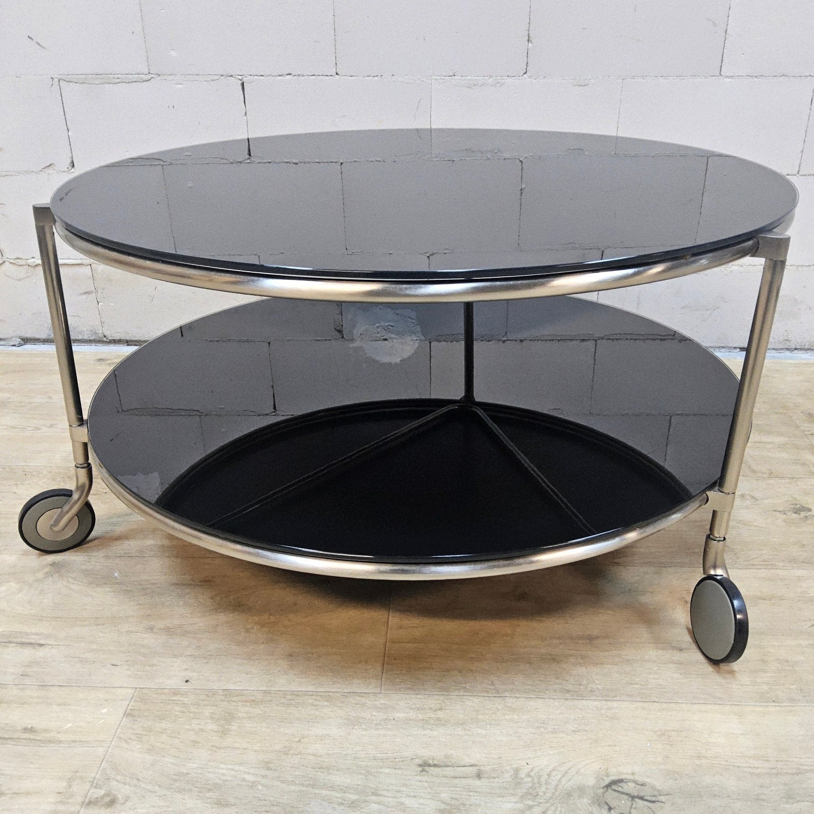 Vintage Ikea Strind donkere glazen salontafel op wielen, 50 tot 100 cm, Vintage  / modern, Rond, 5 – 50