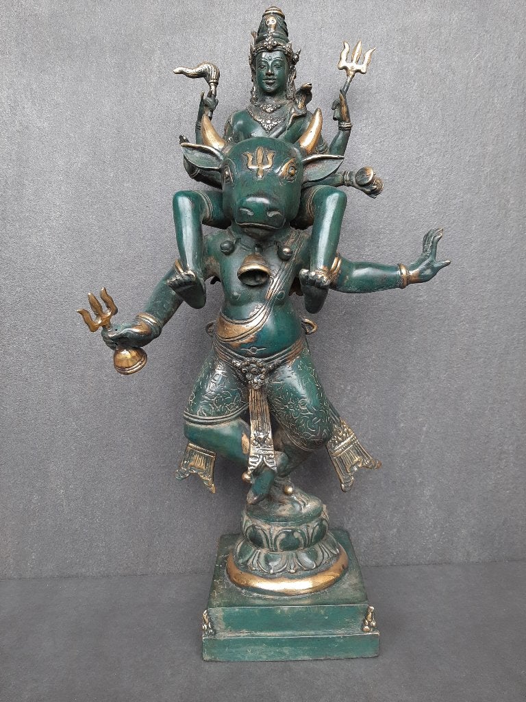 Bronzen beeld van Shiva die op de stier Nandi rijdt., Antiek en Kunst, Kunst | Niet-Westerse kunst, Ophalen of Verzenden, Beeld