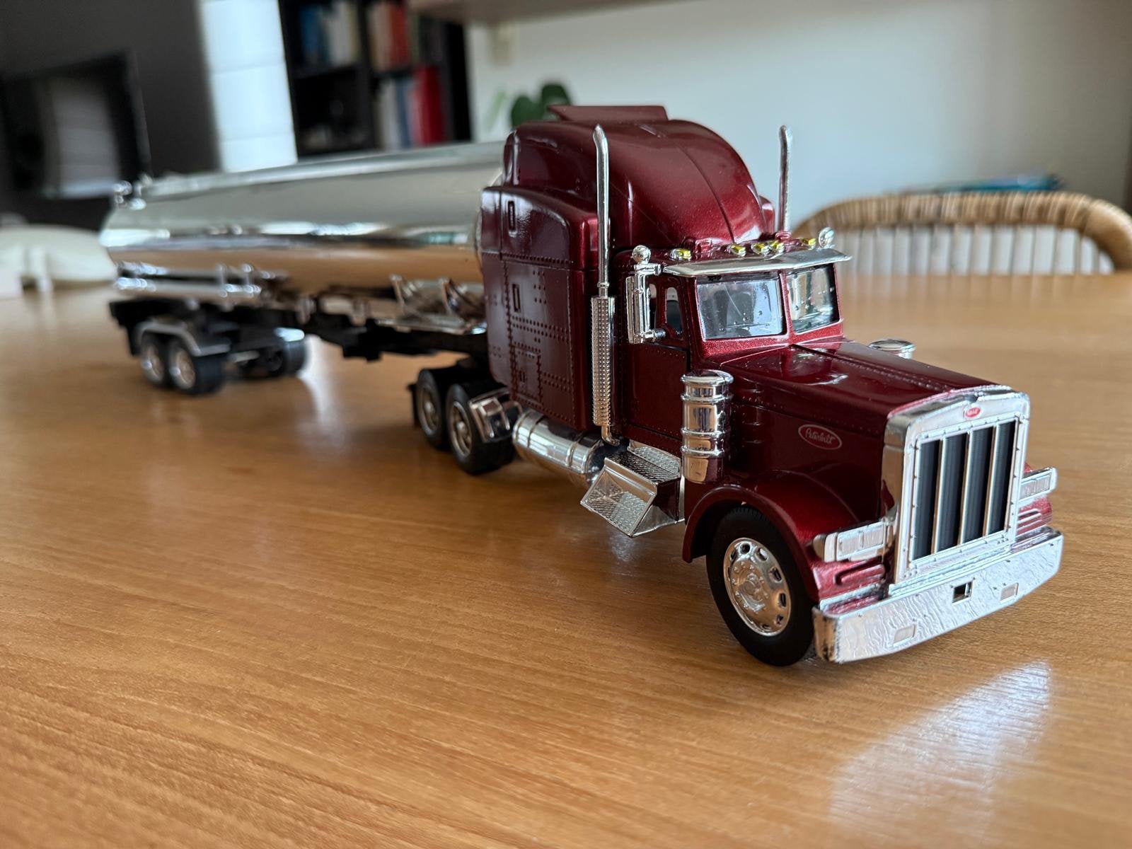 Peterbilt 379 modelvrachtwagen met tanktrailer, Ophalen, Zo goed als nieuw
