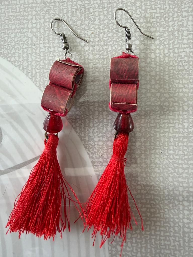rode handgemaakte bengelende oorbellen, Handtassen en Accessoires, Oorbellen, Ophalen of Verzenden, Zo goed als nieuw, Rood, Hangers
