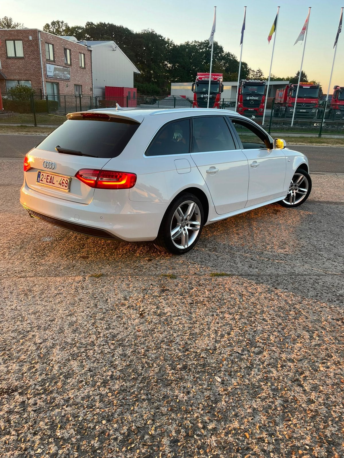 Audi A4 Avant S-Line 2.0 TDI – 136 PK – 6, Auto's, Zwart, Wit, Leder, Handgeschakeld