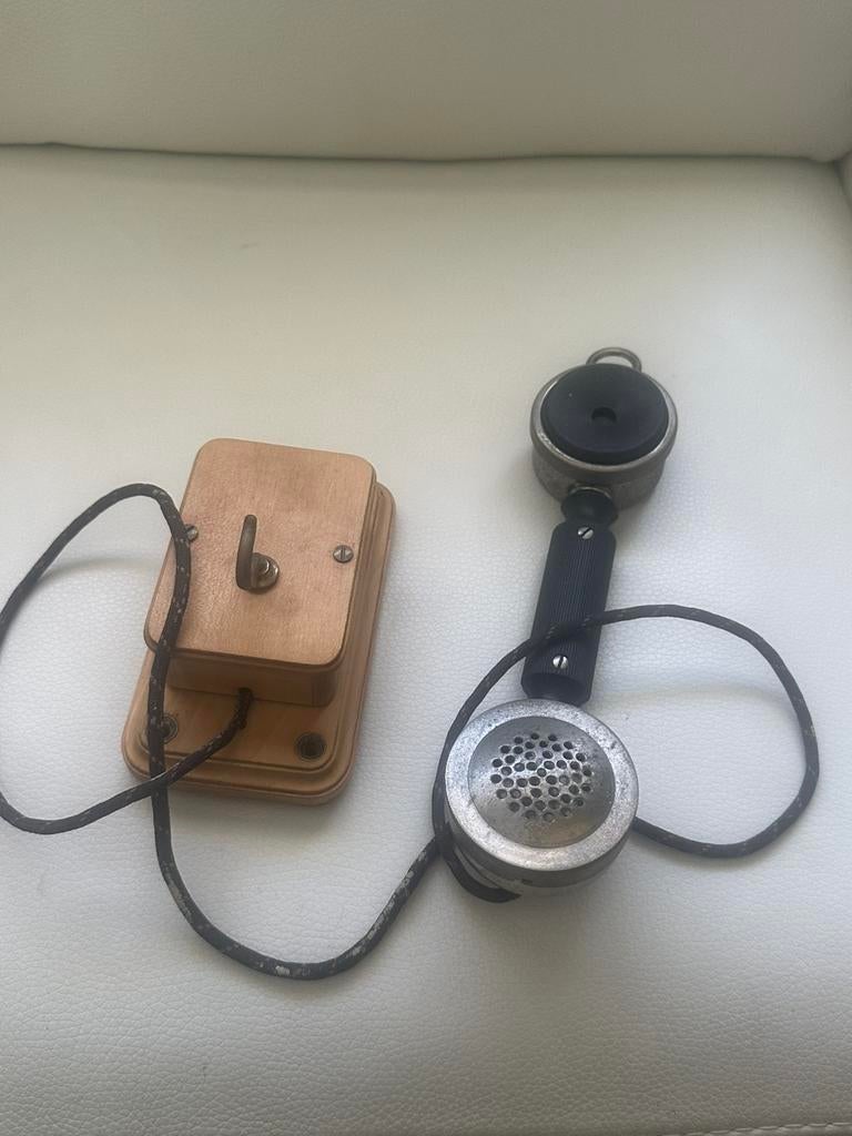 Ancien téléphone mural, Enlèvement