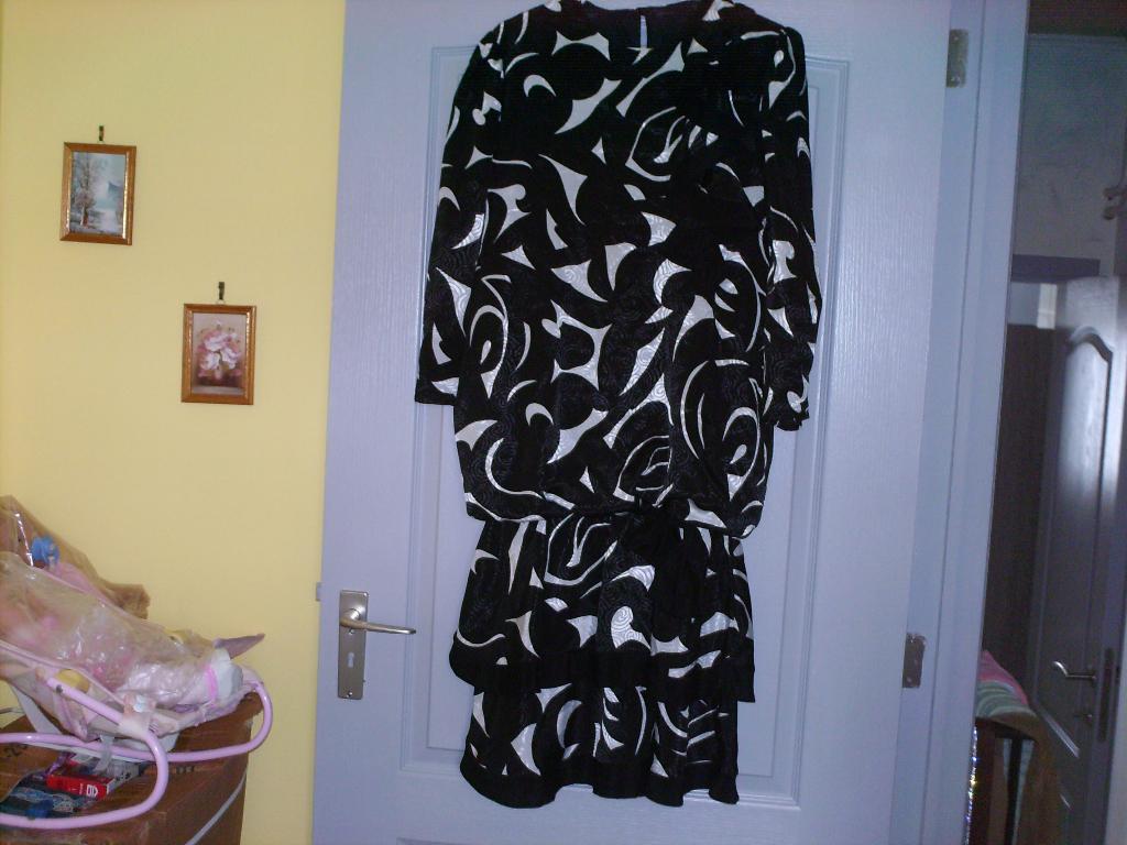 a vendre robe pour dame, Kleding | Dames, Jurken, Zo goed als nieuw, Maat 42/44 (L), Overige kleuren, Onder de knie, Ophalen of Verzenden