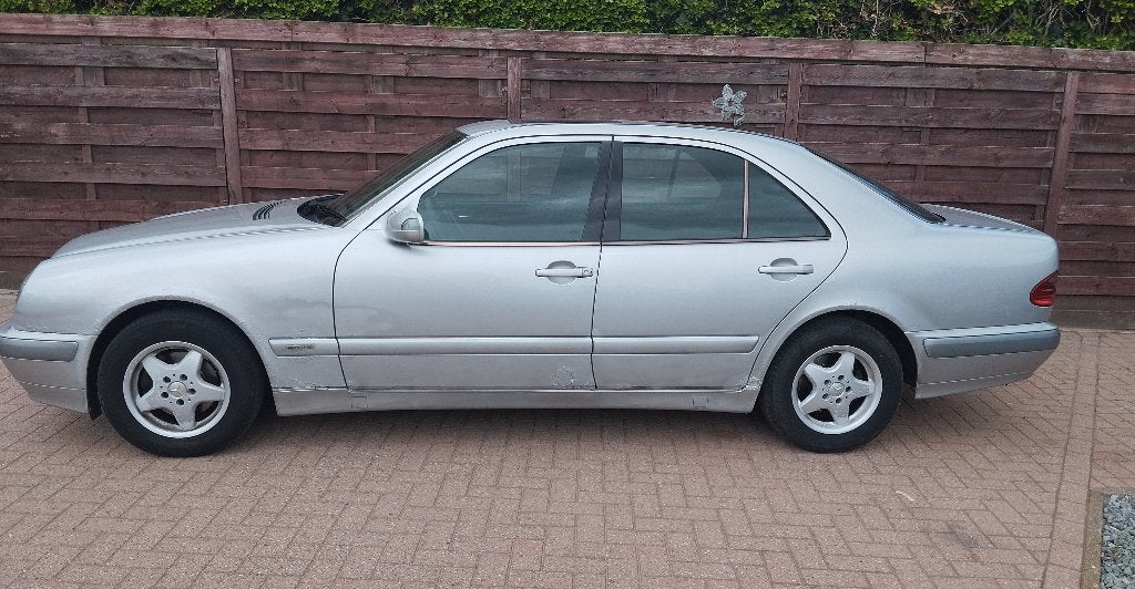 auto, Autos, Mercedes-Benz, Particulier, Classe E, Diesel, Berline, 5 portes, Automatique, Argent ou Gris, Noir, Tissu, Enlèvement