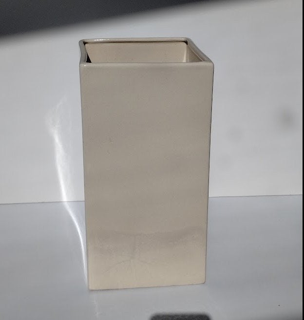 vaas cremekleurig vierkantig, Huis en Inrichting, Woonaccessoires | Vazen, Gebruikt, Beige, Steen/keramiek, Ophalen