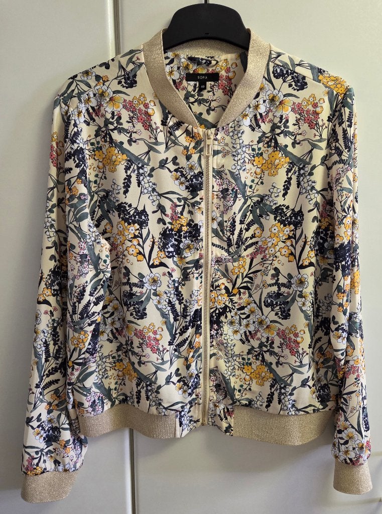 Gebloemd zomervestje zonder kraag en met rits, maat 40, Kleding | Dames, Jasjes, Kostuums en Pakken, Ophalen of Verzenden, Zo goed als nieuw