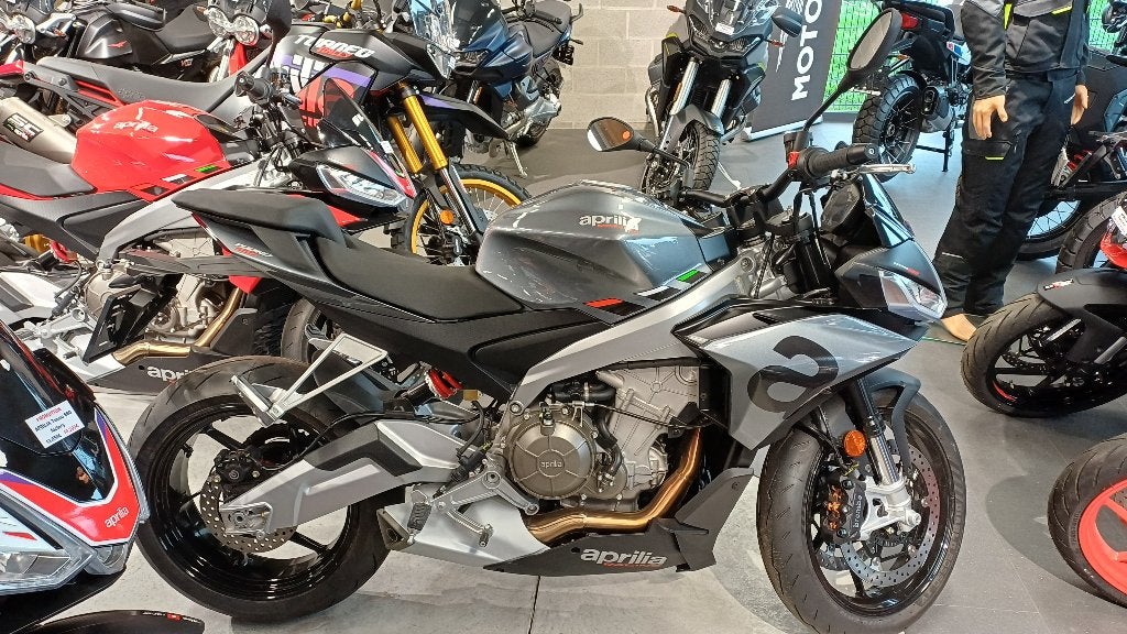 APRILIA, Motoren, 2 cilinders, Nieuw, Motorrijbewijs A, ABS