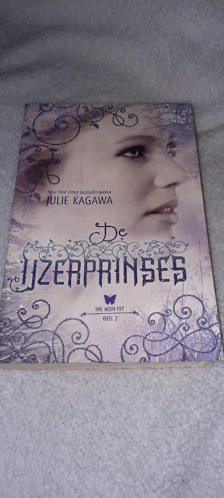 Mooi boek de ijzerprinses, Julie Kagawa, Ophalen of Verzenden, Zo goed als nieuw, Fictie