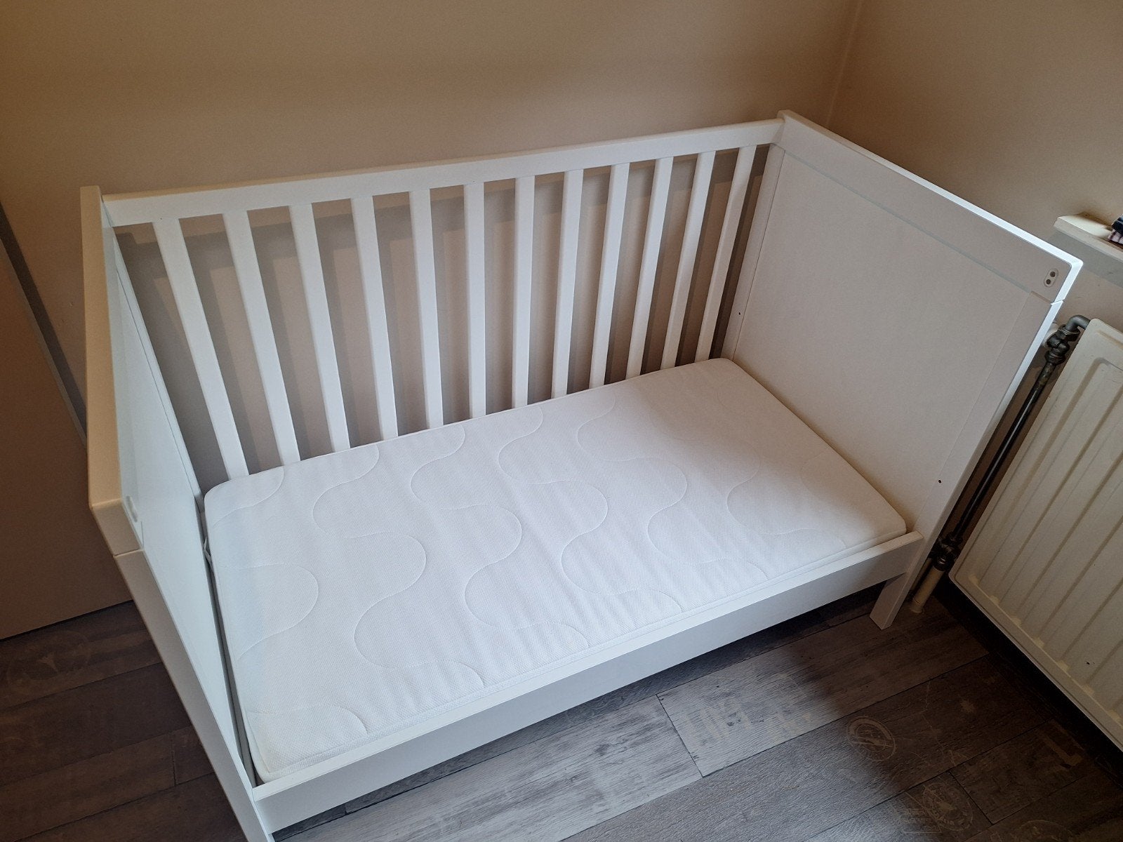 2 x Ikea Sundvik babybed 60x120cm, Ophalen, Zo goed als nieuw, Ledikant