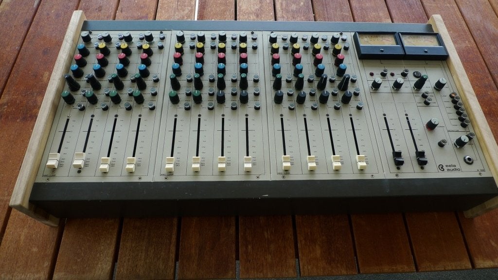 EELA S102 mixing desk, Muziek en Instrumenten, Ophalen, Gebruikt, 10 tot 20 kanalen, Microfooningang