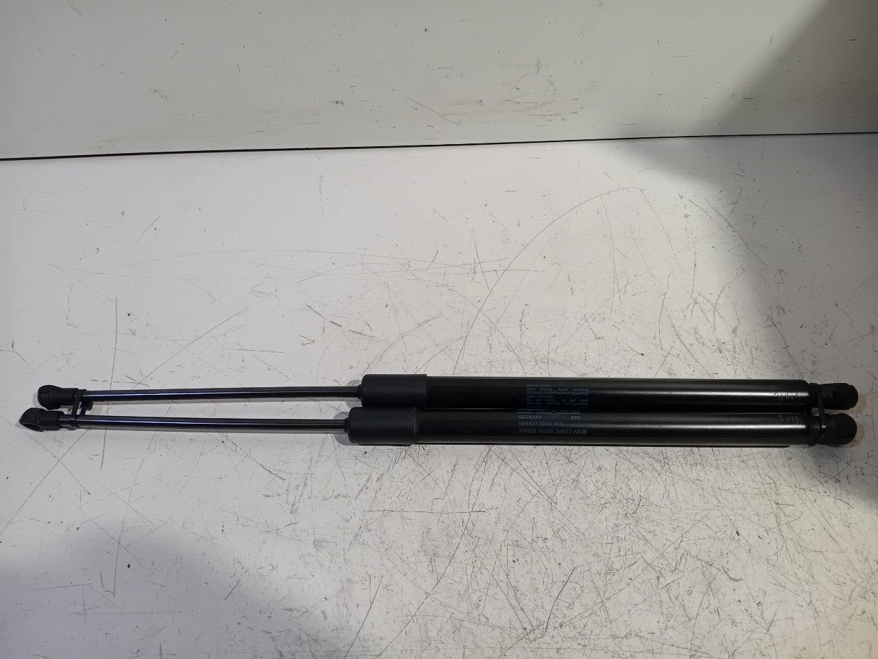 Gasdrukveerset achter Volkswagen Golf, Onderdelen@venauto.nl, Van der Ven Autorecycling B.V., Gebruikt, Ettenseweg 76, 4706 PB Roosendaal, The Netherlands