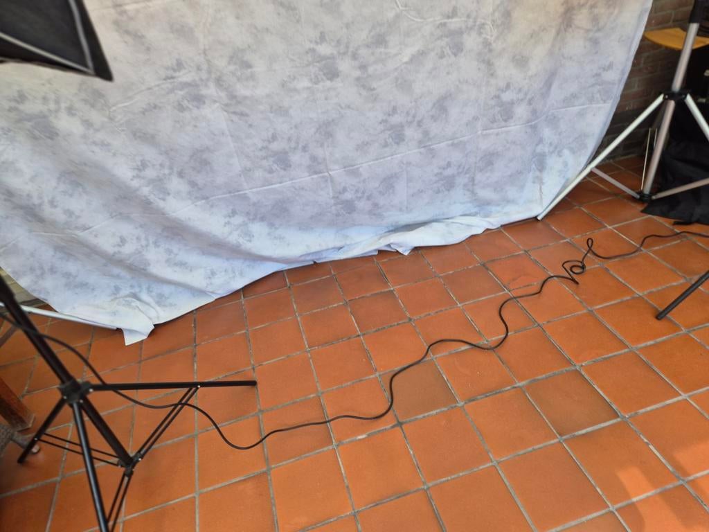 Twee studio lampen plu achtergrond, Ophalen