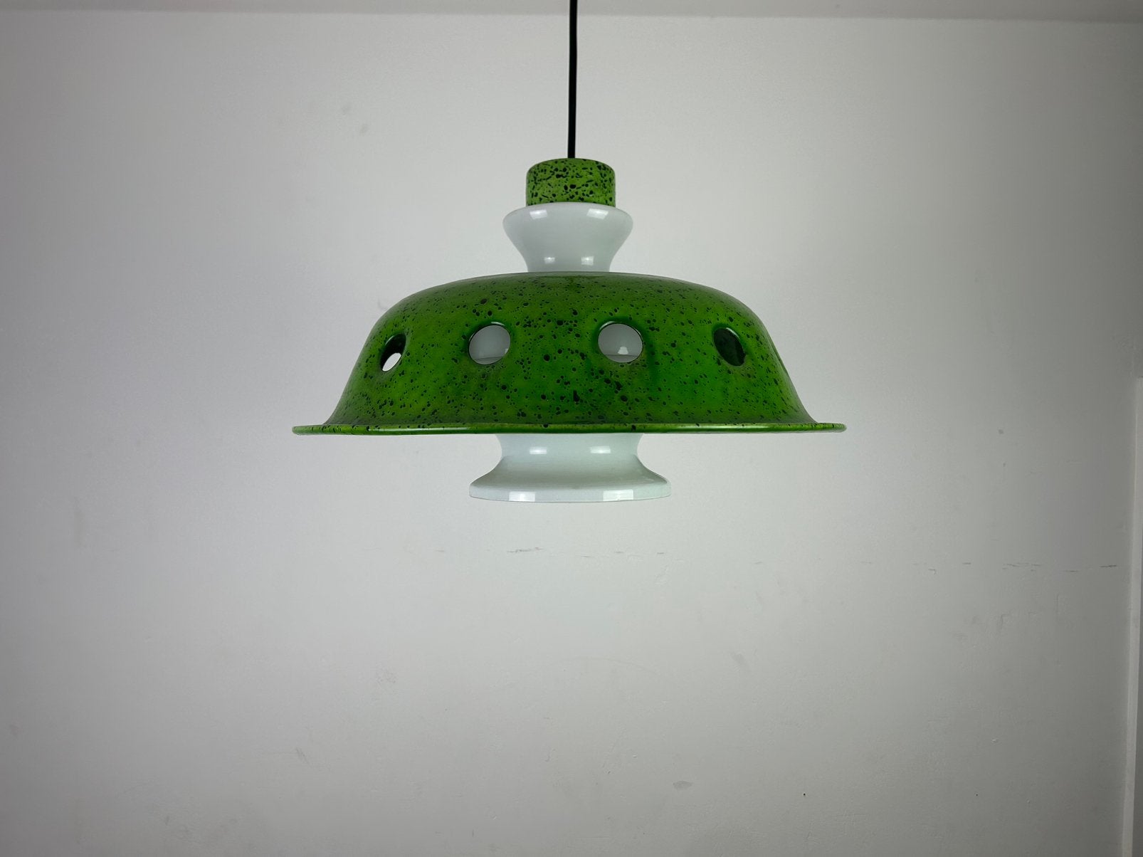 Vintage groen emaille hanglamp met opaline glas, Huis en Inrichting, Lampen | Hanglampen, Gebruikt, 50 tot 75 cm, Glas, Metaal
