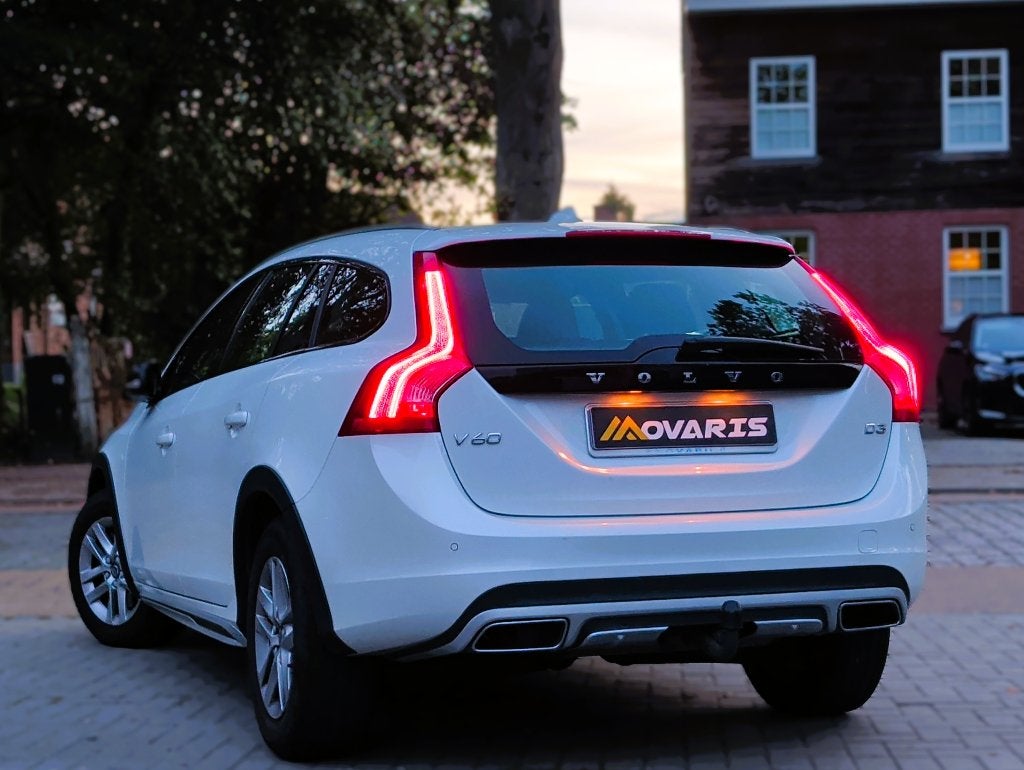 VOLVO V60 CROSS COUNTRY D3 KINETIC REMORQUE 37000 KM!, Cuir, Essai à domicile, Achat, 1800 kg