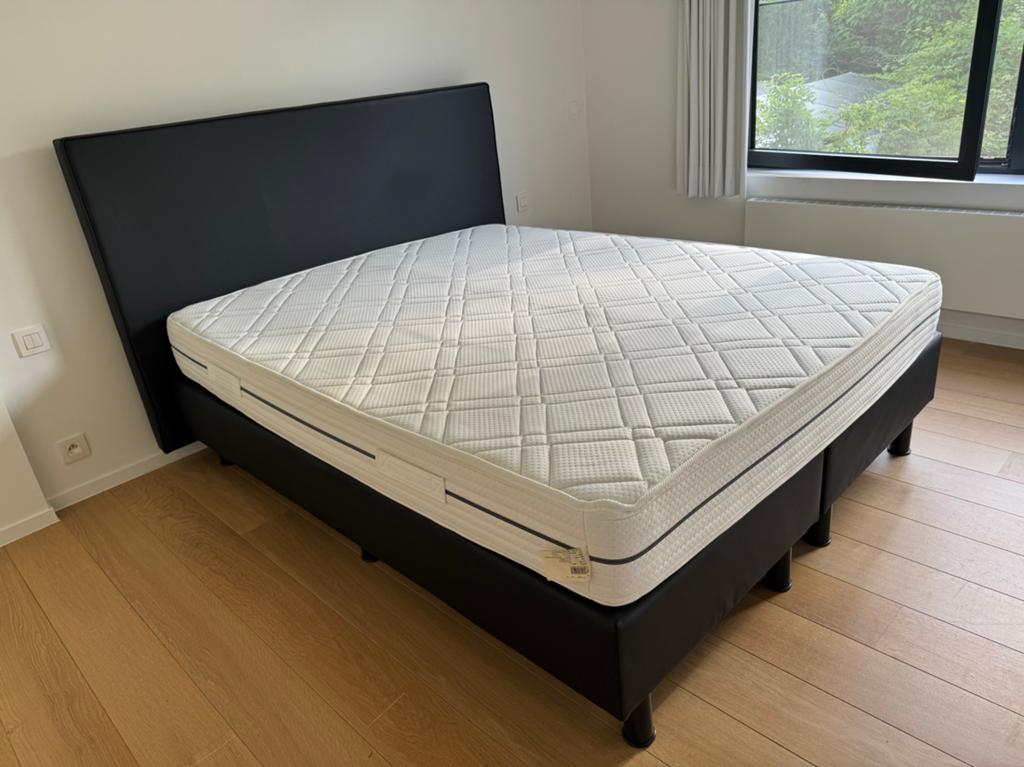 Sommier avec matelas 160cm aspect cuir noir, Enlèvement, Comme neuf, Noir