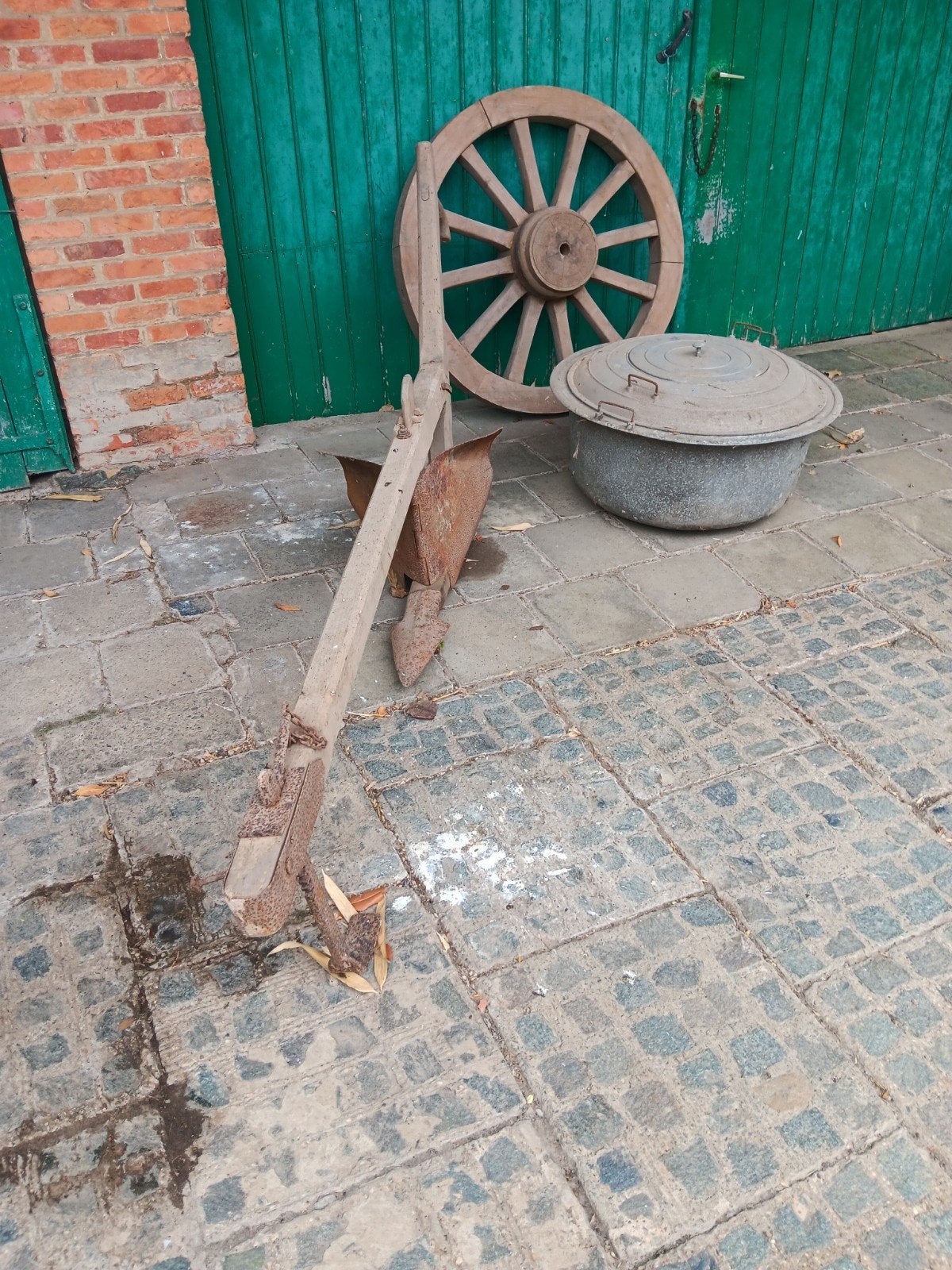 antiek, houten wiel, aardappelploeg en grote ketel., Enlèvement
