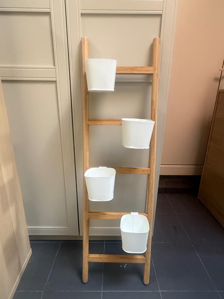 Bamboo stand met potjes, Enlèvement