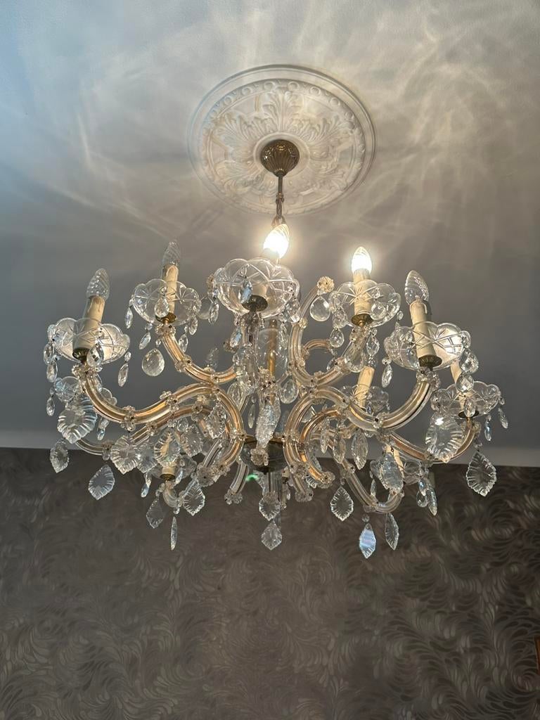 Ancien lustre en cristal, Enlèvement