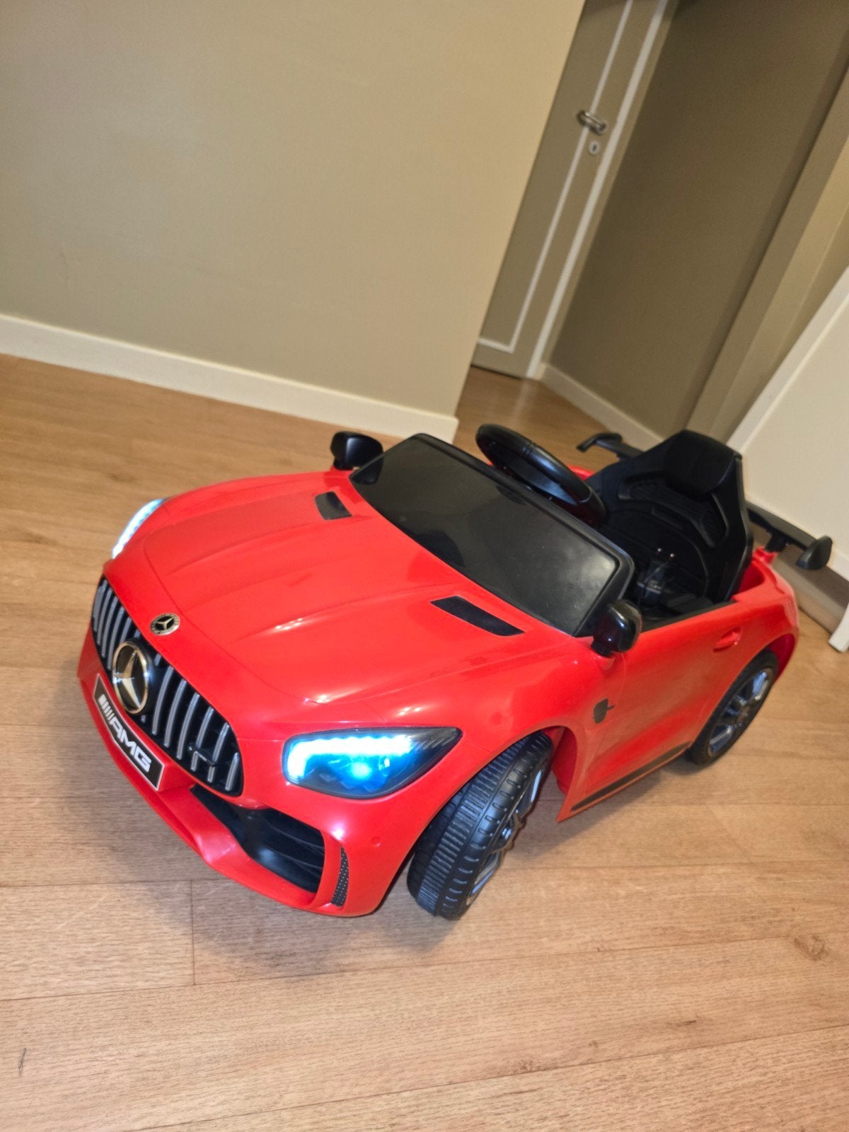 voiture électrique enfant Mercedes-AMG gt, Comme neuf