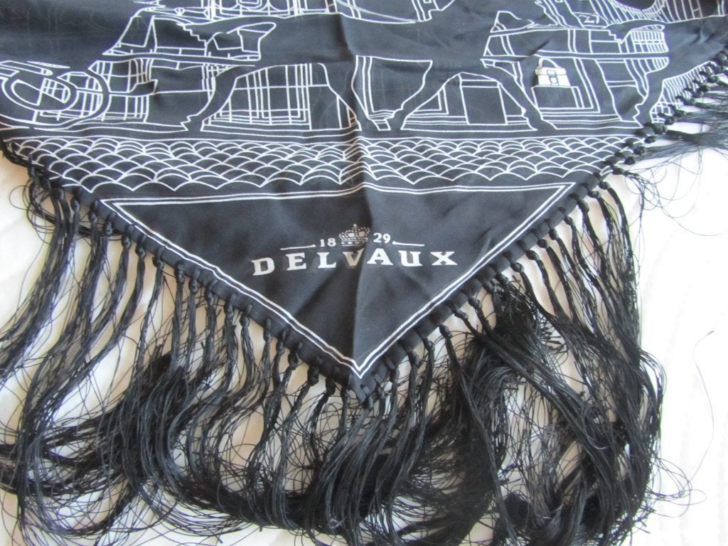 DELVAUX Grand châle foulard Gd place BXL siglé, Envoi, Noir