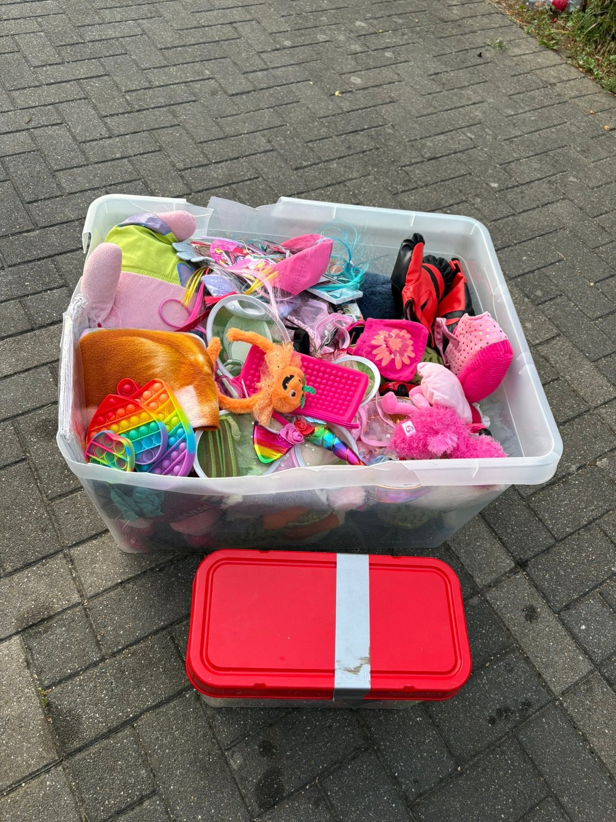 Grote bak met knuffels, Dieren en Toebehoren, Ophalen, Zo goed als nieuw