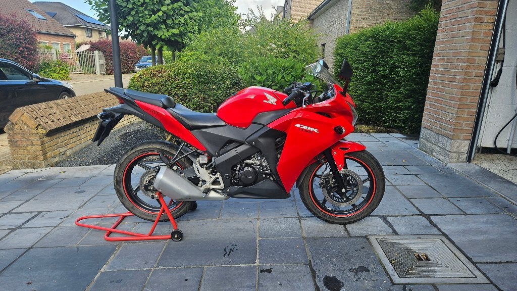 Honda CBR125R, Motos, Motos | Honda, Poignées chauffantes, Permis Moto A1 minimum, 1 cylindre, Manuelle