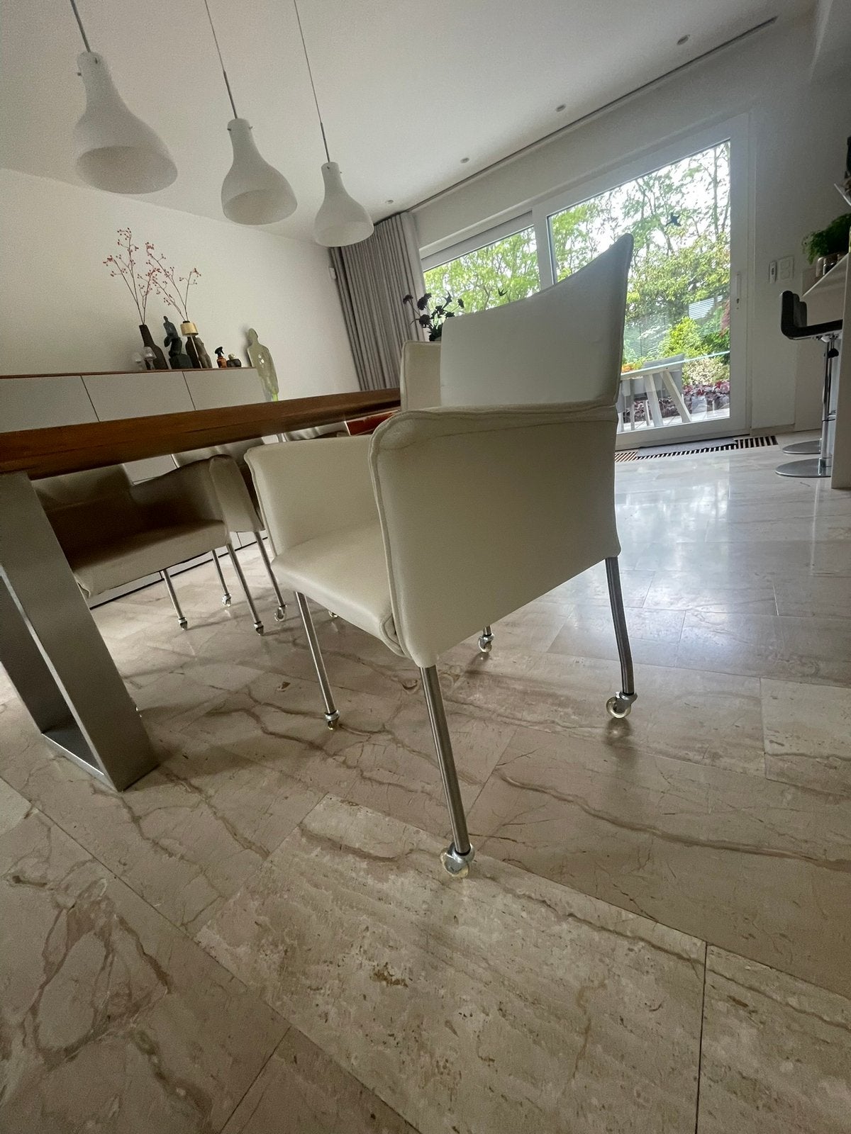 6 witleren stoelen met wieltjes in zeer goede staat, Huis en Inrichting, Stoelen, Ophalen, Wit, Leer, Zo goed als nieuw