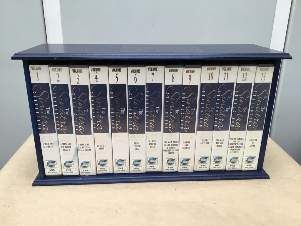 Frank Sinatra VHS videocassettes serie in houten box, Alle leeftijden, Ophalen of Verzenden, Zo goed als nieuw, Muziek en Concerten