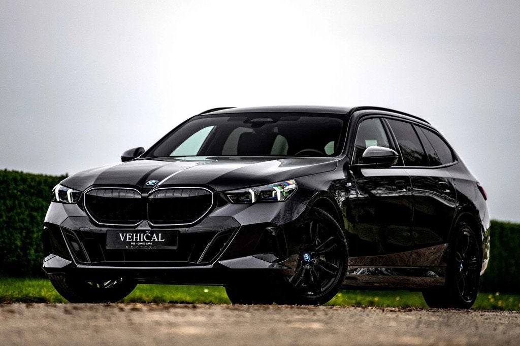 BMW i5 eDrive40 Touring M | B&W | PANO | 360 CAMERA |, Auto's, Automaat, Gebruikt, Zwart, 340 pk