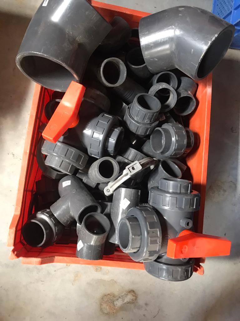 Bak met diverse dikwandige pvc koppelstukken, Doe-het-zelf en Bouw, Ophalen, Zo goed als nieuw, PVC