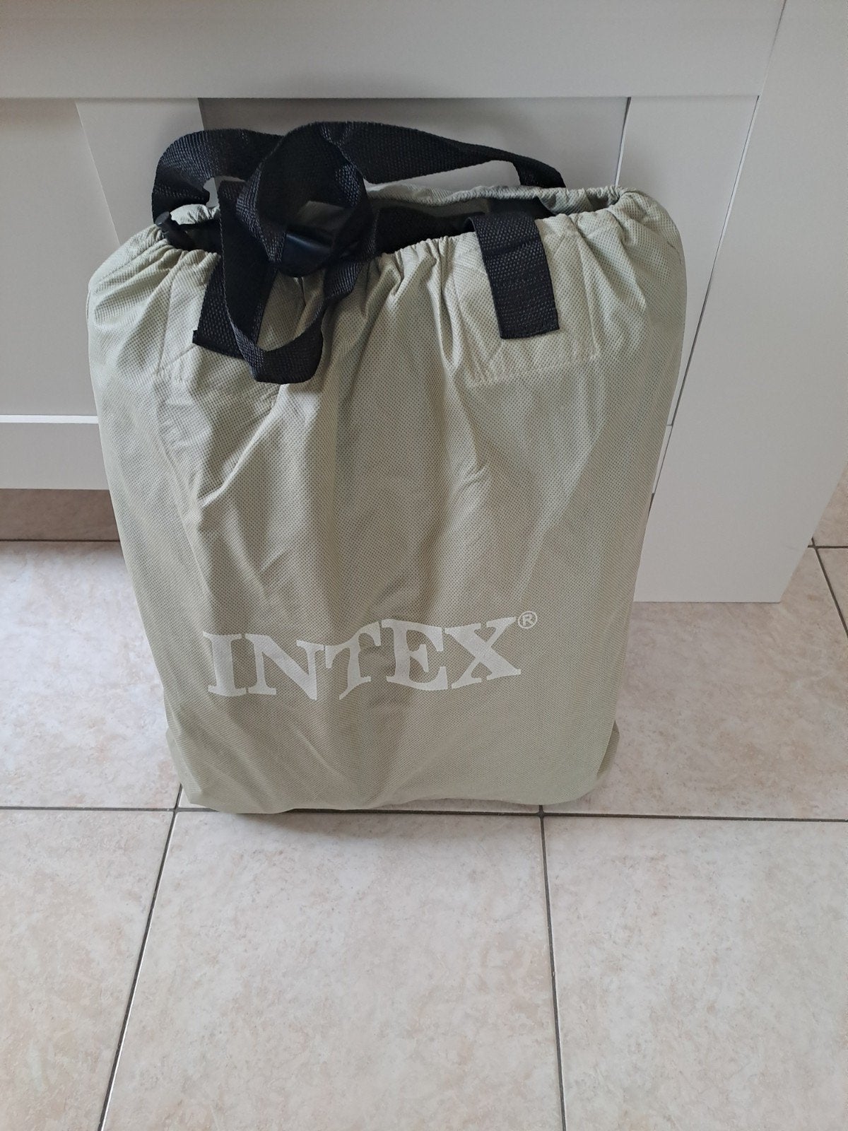 intex 0pblaasbare matras blauw met grijs, Caravanes & Camping, Matelas pneumatiques, Enlèvement, Pompe intégrée, Comme neuf, 1 personne
