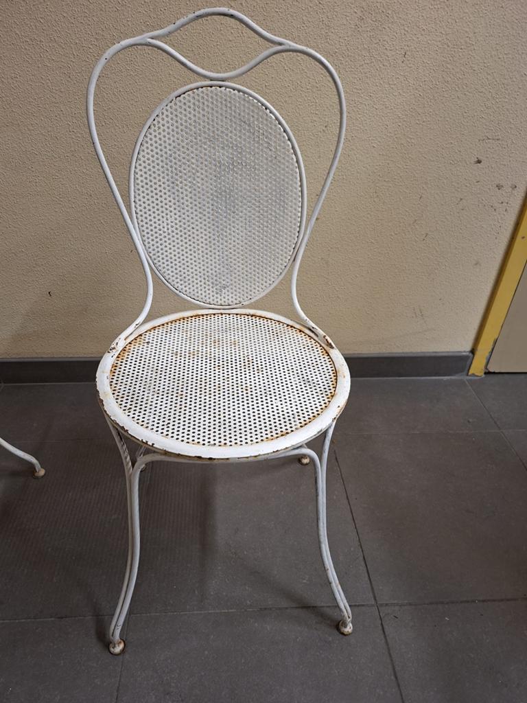 Quatre chaises anciennes en fer, Enlèvement