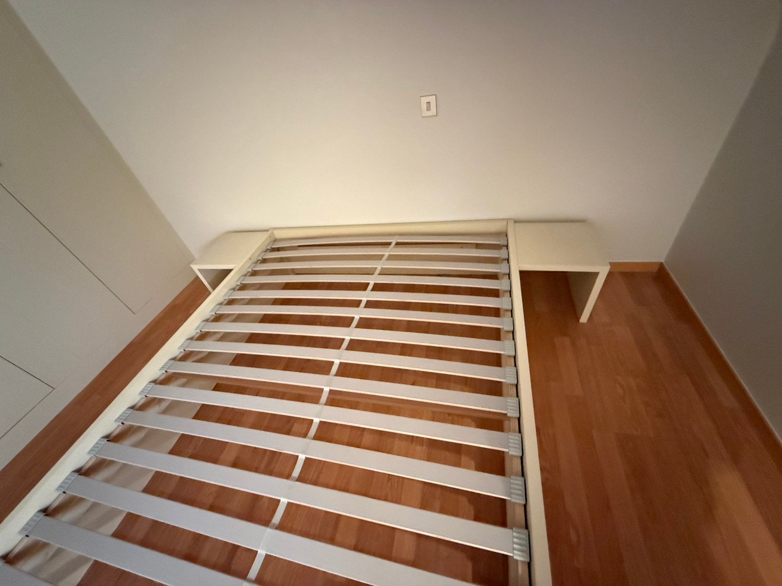 Bed lattenbodem nachtkastjes, Ophalen, Zo goed als nieuw, Beige
