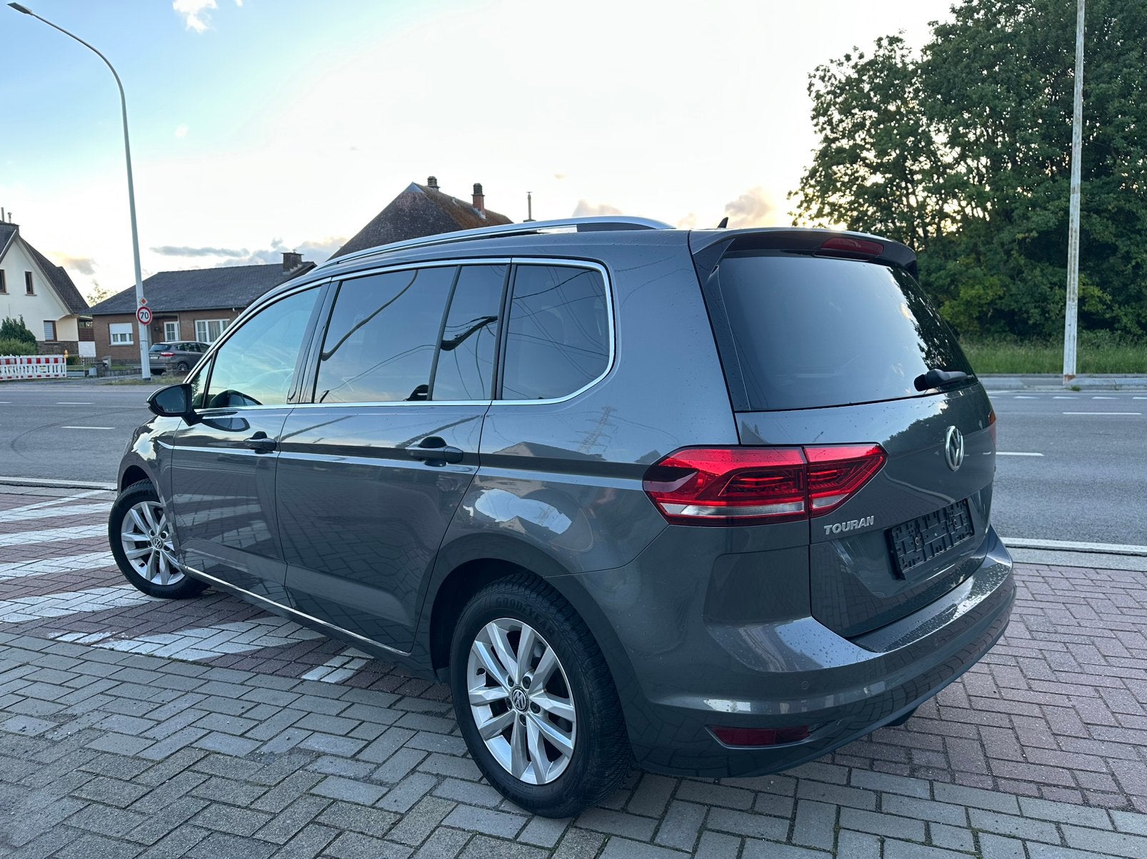 Volkswagen Touran 1.6 TDi 7Pl Highline / GPS Pano Alcantara, Dealer onderhouden, Monovolume, Verwarmde buitenspiegels, 4 cilinders