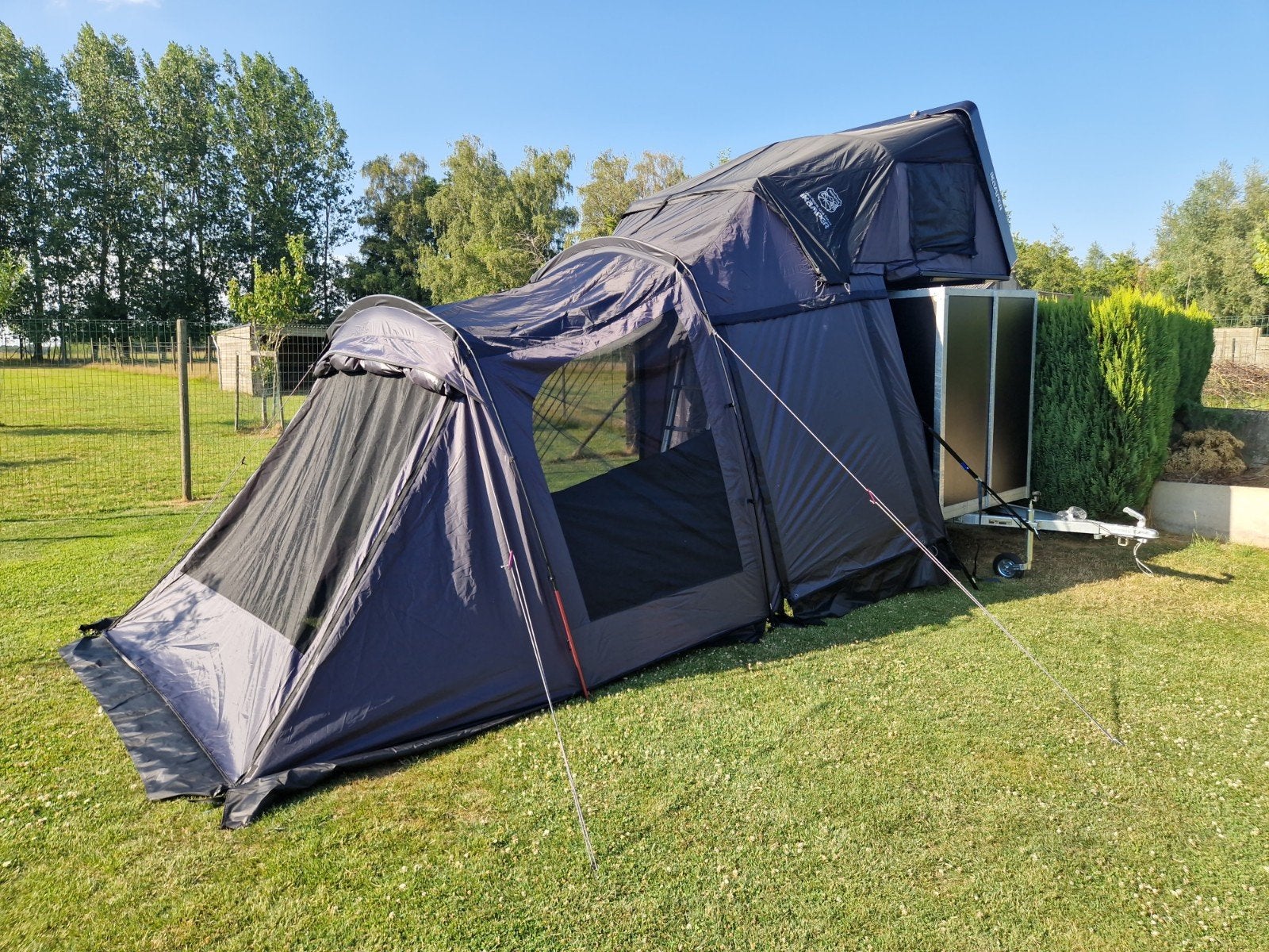 gesloten aanhangwagen met Ikamper daktent, Caravans en Kamperen, Ophalen, Zo goed als nieuw, Tot en met 6