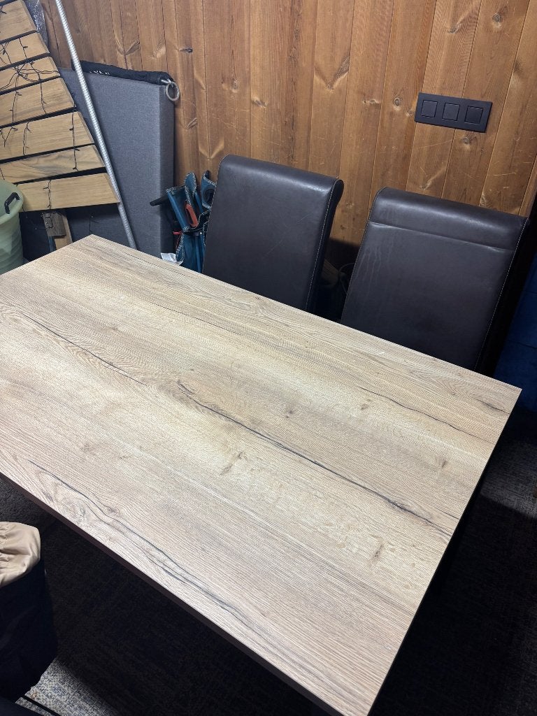 Table marron avec chaises en cuir noir, 150 à 200 cm, Cinq personnes ou plus, Autres essences de bois, Enlèvement