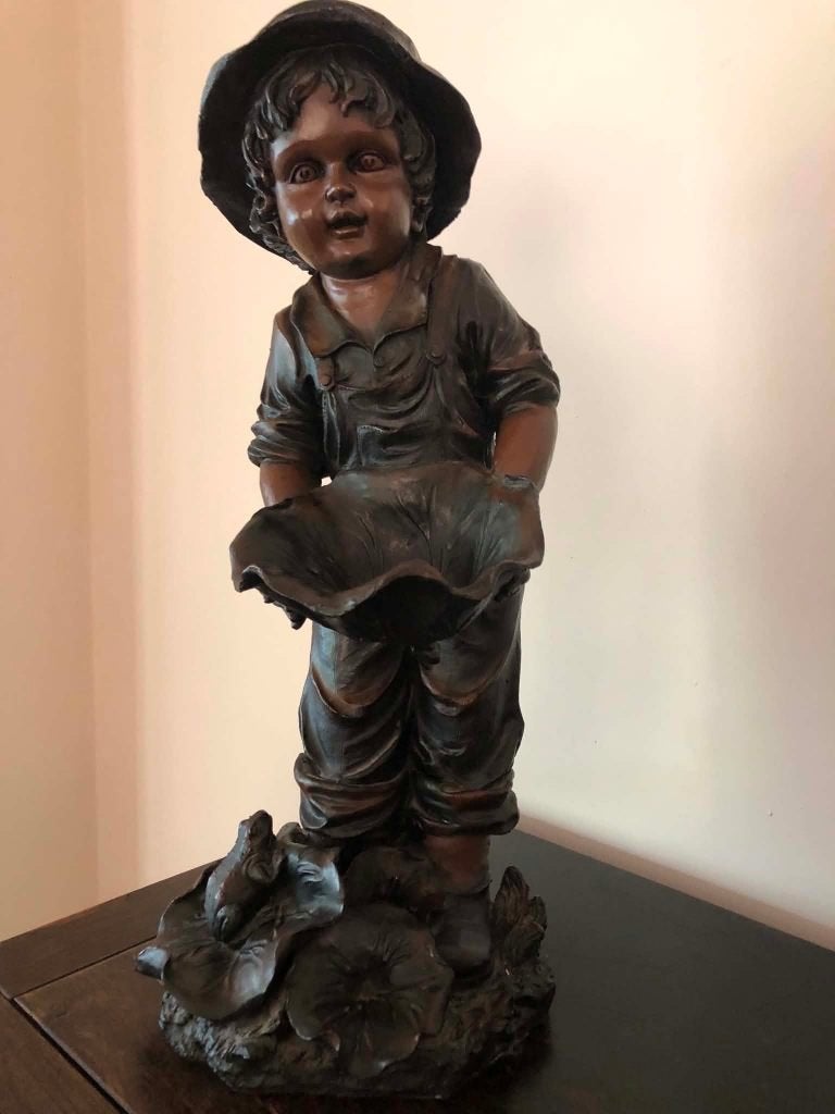 Statue décorative vintage–Enfant au chapeau et fleur, Enlèvement, Comme neuf