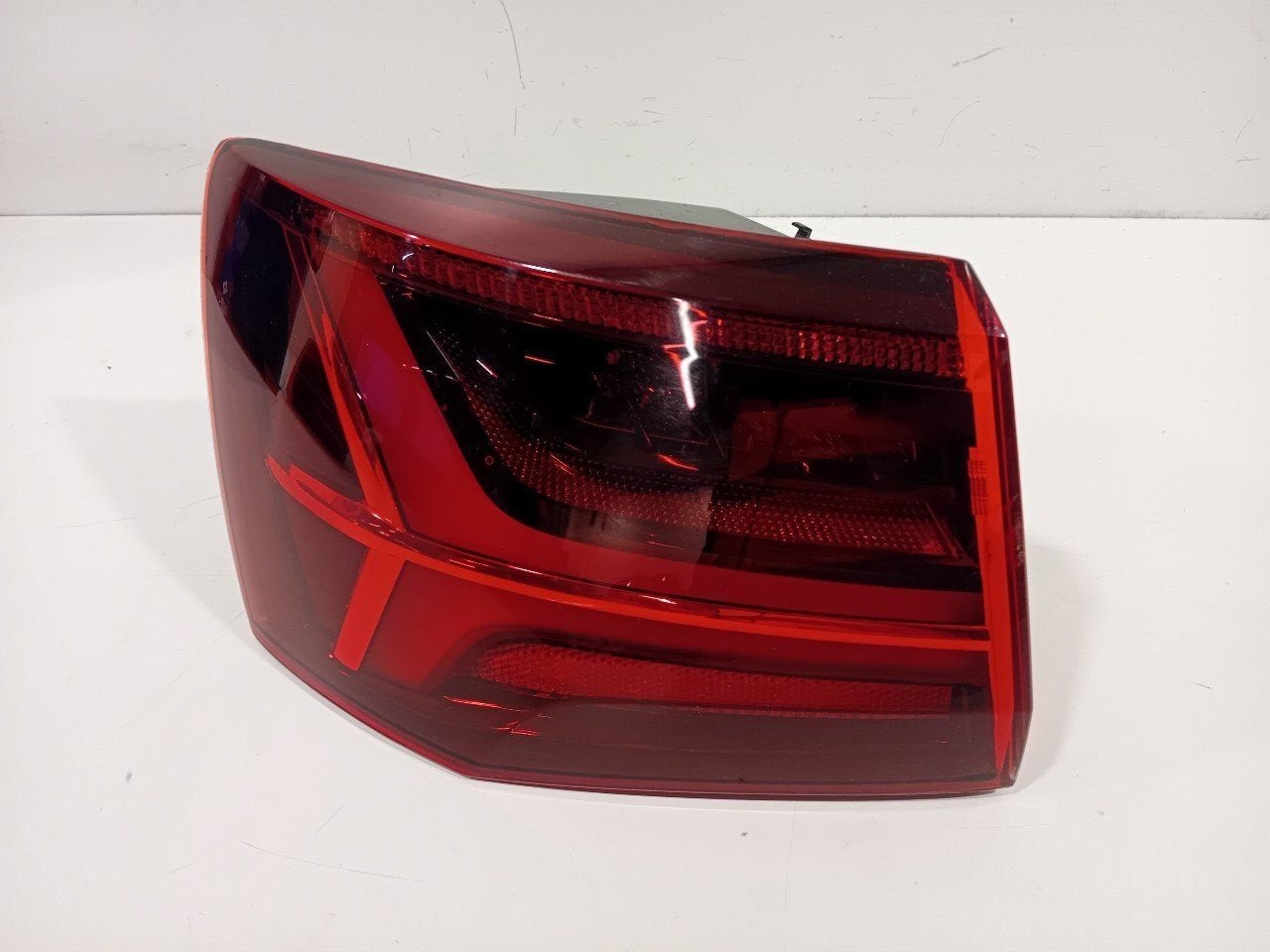 Achterlicht links buiten Audi A6, Onderdelen@venauto.nl, Van der Ven Autorecycling B.V., Gebruikt, Ettenseweg 76, 4706 PB Roosendaal, The Netherlands