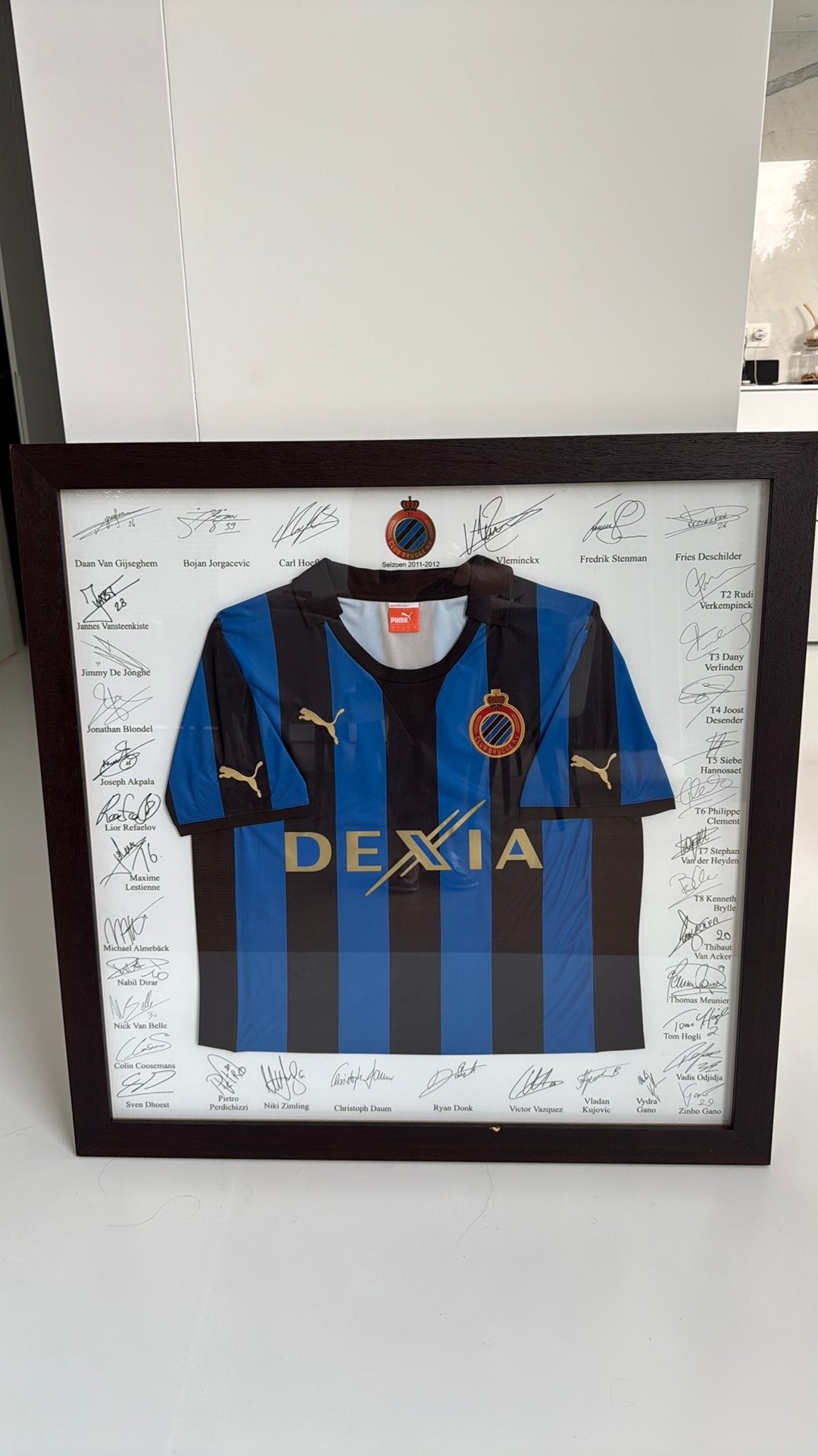 Club Brugge ingelijste t-shirt met handtekeningen 2011-2012, Ophalen, Nieuw, Shirt