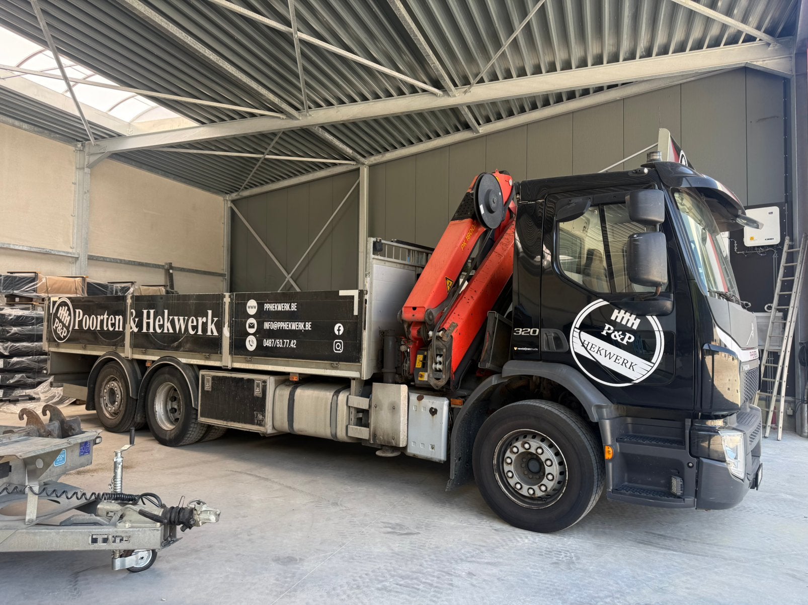 VOLVO FE320 6x2 met Palfinger 18,5tm kraan, Automaat, Euro 6, Zwart, Grijs
