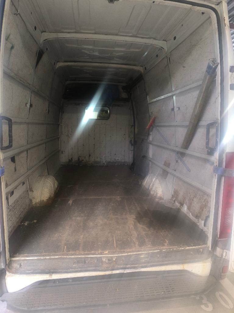 Camionnette iveco daily, Auto's, Bestelwagens en Lichte vracht, Particulier, Iveco, Diesel, 6 deurs, Handgeschakeld, Wit, Ophalen