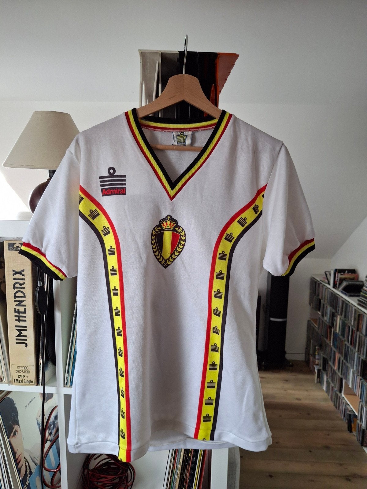 Un pull des Red Devils 1982/83. Numéro de Maurice de sc, Enlèvement ou Envoi, Maillot