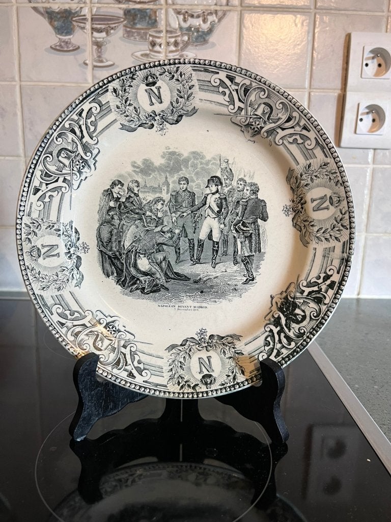 2 borden Napoleon met staander en stempel Keramis BF, Ophalen of Verzenden