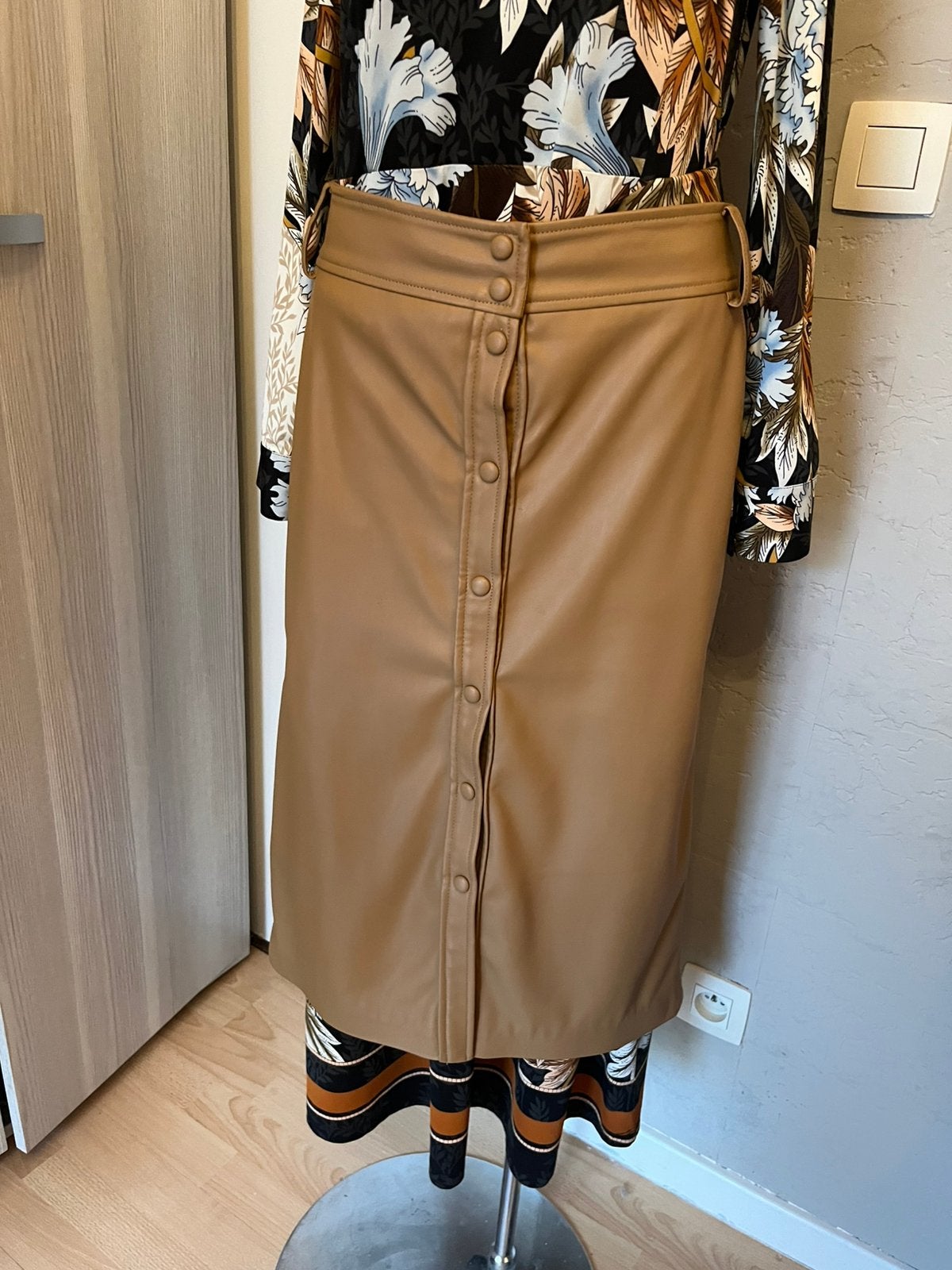 Kwaliteitsvolle rok in NIEUWSTAAT van Expresso leder look, Kleding | Dames, Ophalen of Verzenden, Zo goed als nieuw, Maat 42/44 (L)