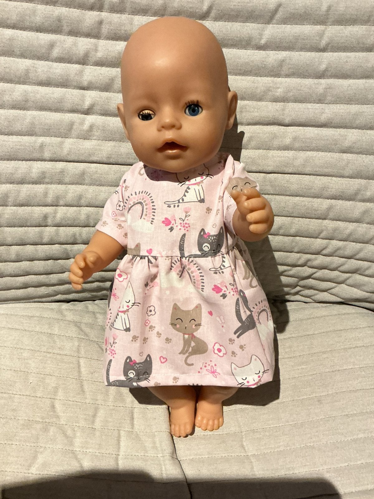 221. Babyborn: Nieuw roos jurkje met  poezen, Kinderen en Baby's, Ophalen of Verzenden, Nieuw, Babypop