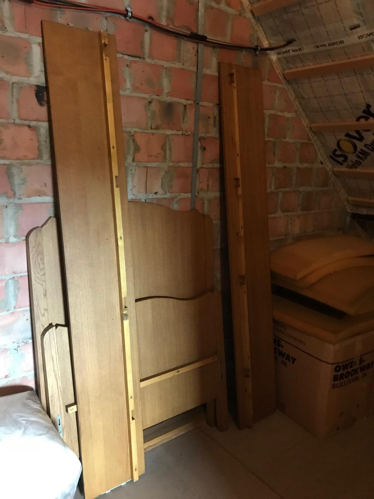Zeer stevig houten 1 persoonsbed, gemaakt door schrijnwerker, Huis en Inrichting, Slaapkamer | Bedden, Ophalen, Zo goed als nieuw
