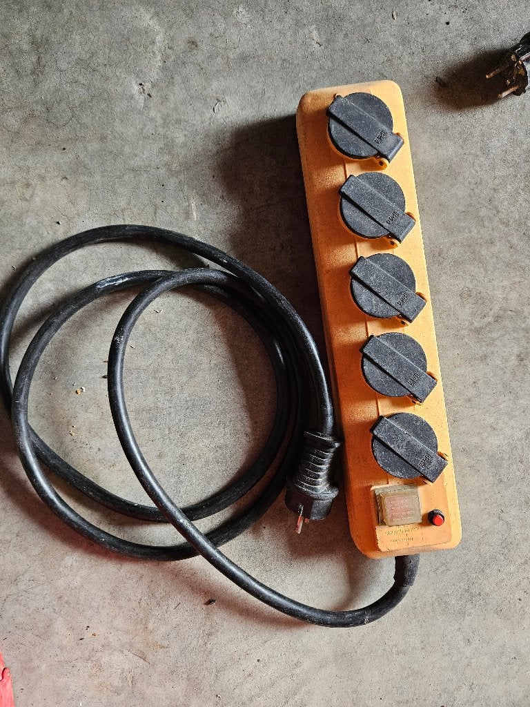 Verlengkabels en stekkerdoos met 5 stopcontacten, Doe-het-zelf en Bouw, Elektriciteit en Kabels, Ophalen, Gebruikt, Stekkerdoos